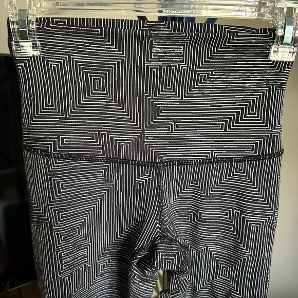 Lululemon Wunder Unders in EUC - Picture 4 of 9